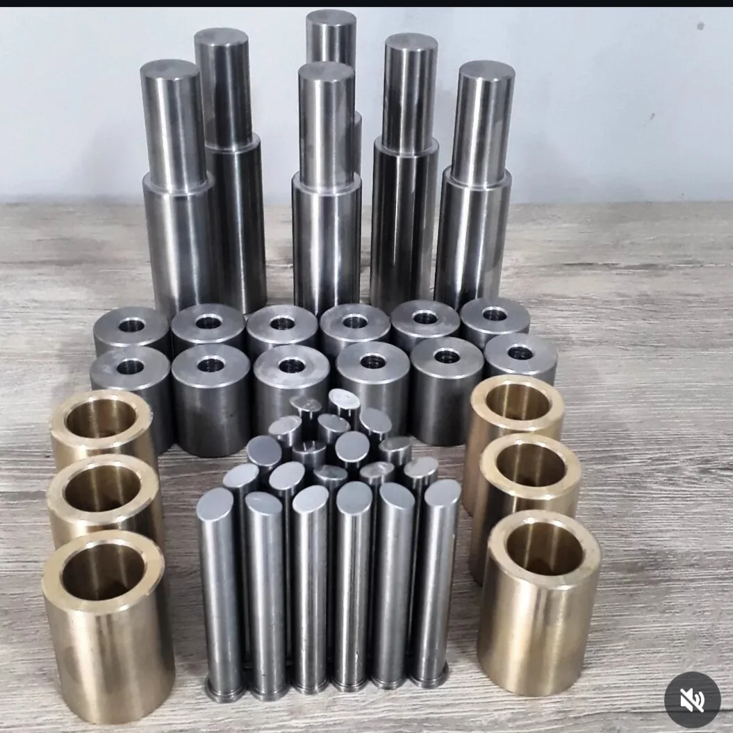 Conjunto de buchas em bronze e pinos torneados usinados na oficina UZ